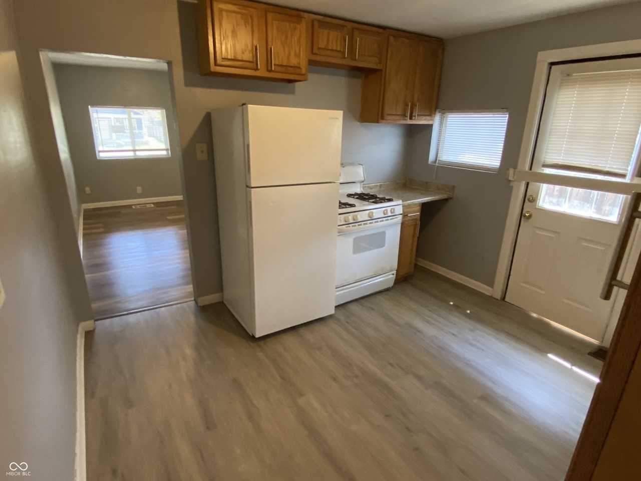 2842 N Chester Ave - Photo 5 of 13