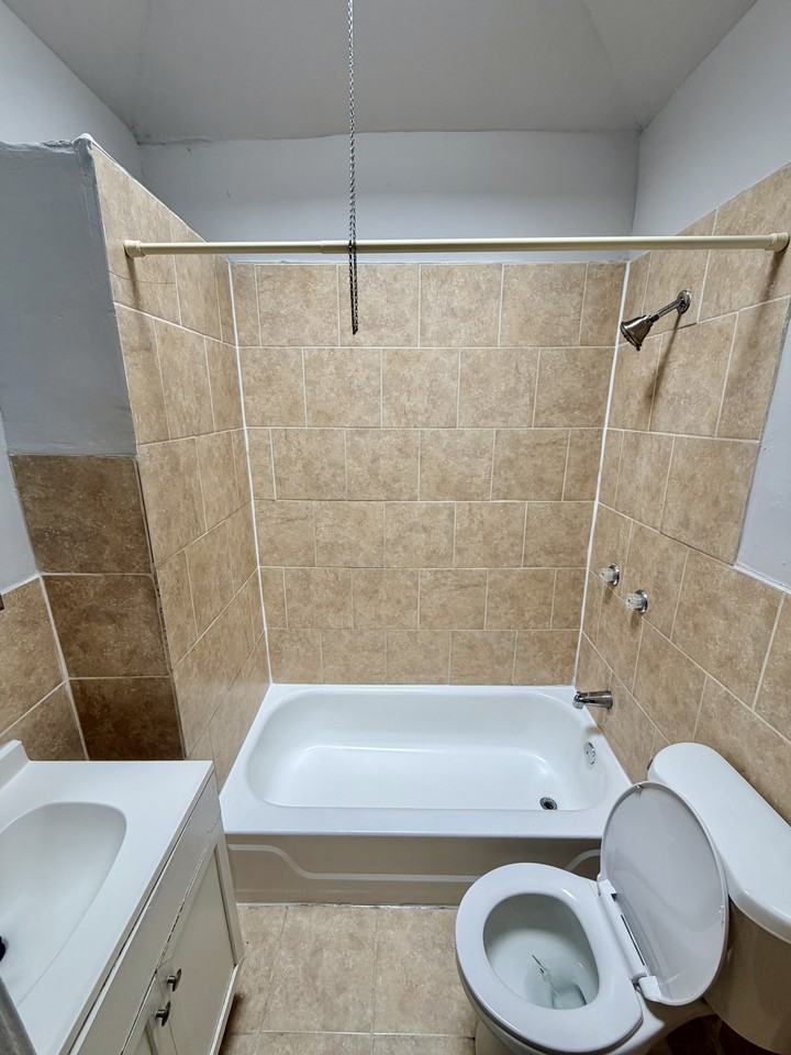 6525 Saybrook Ave - Photo 7 of 23