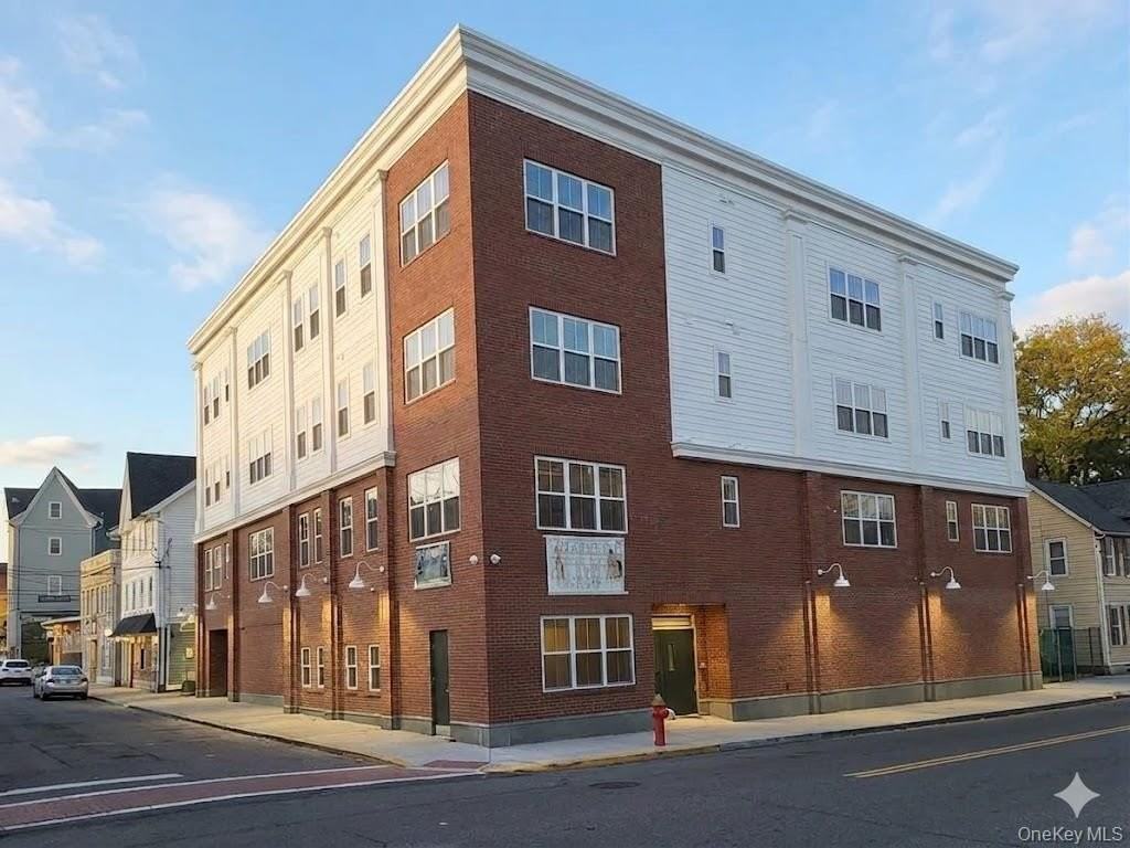 122 Greenwich Ave #201
