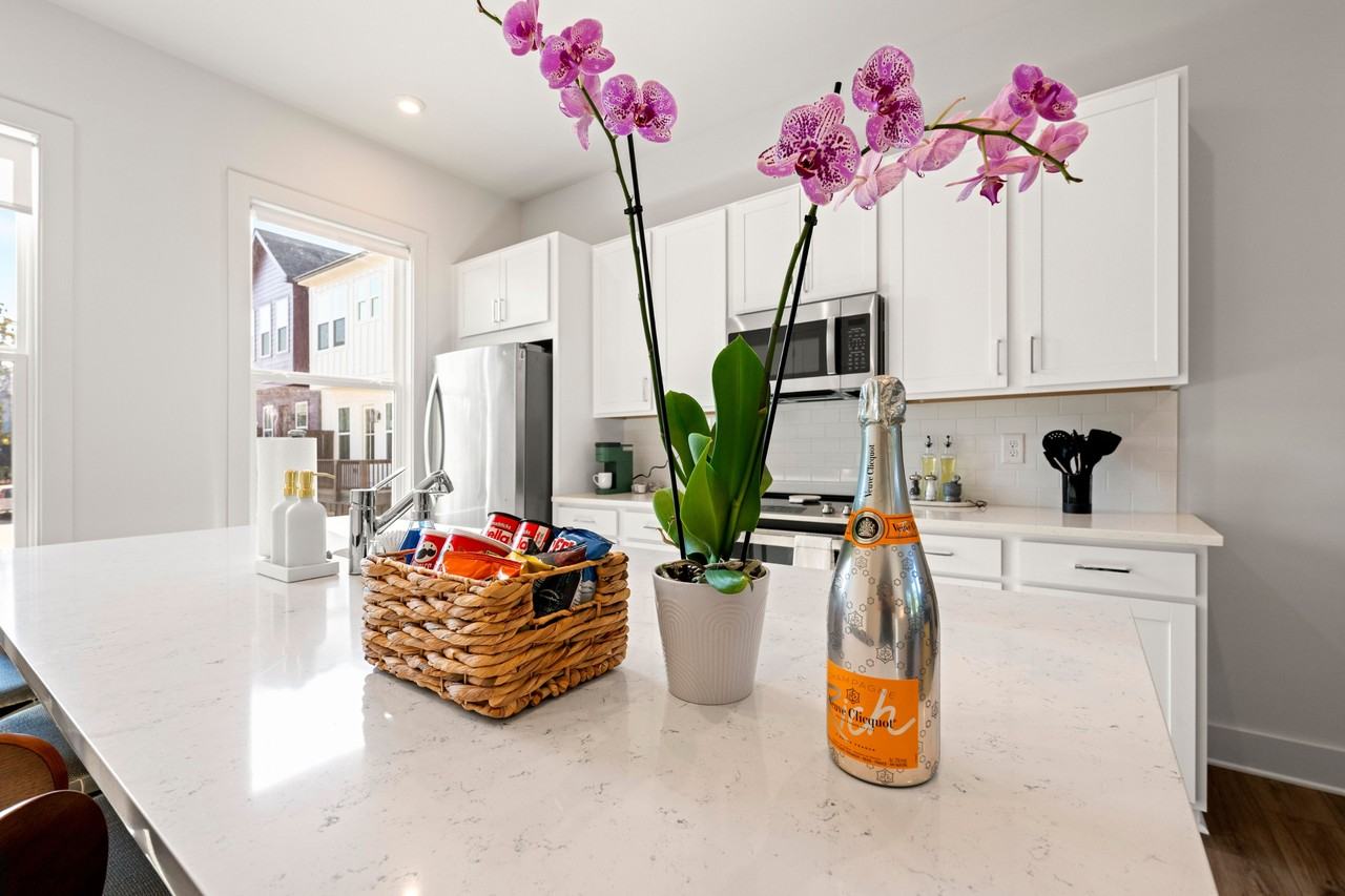 COZY & - Photo 4 of 20