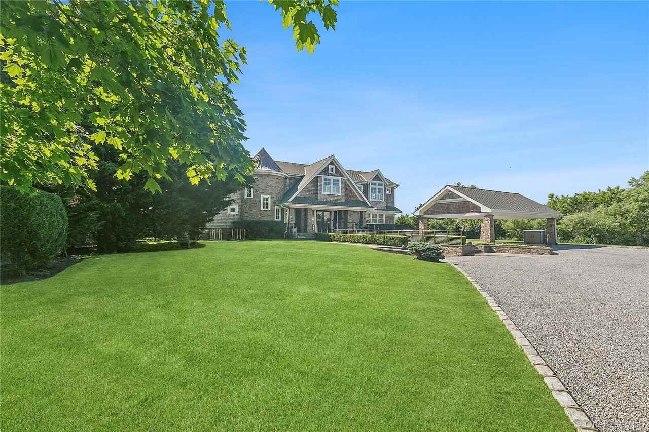 61A S Bay Ave - Photo 3 of 40