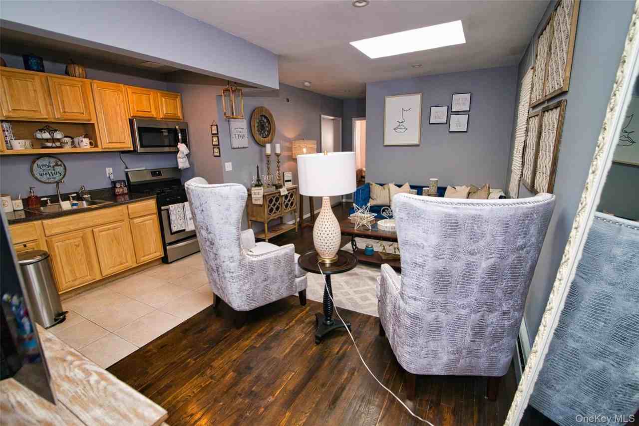 180 Montauk Ave - Photo 2 of 6