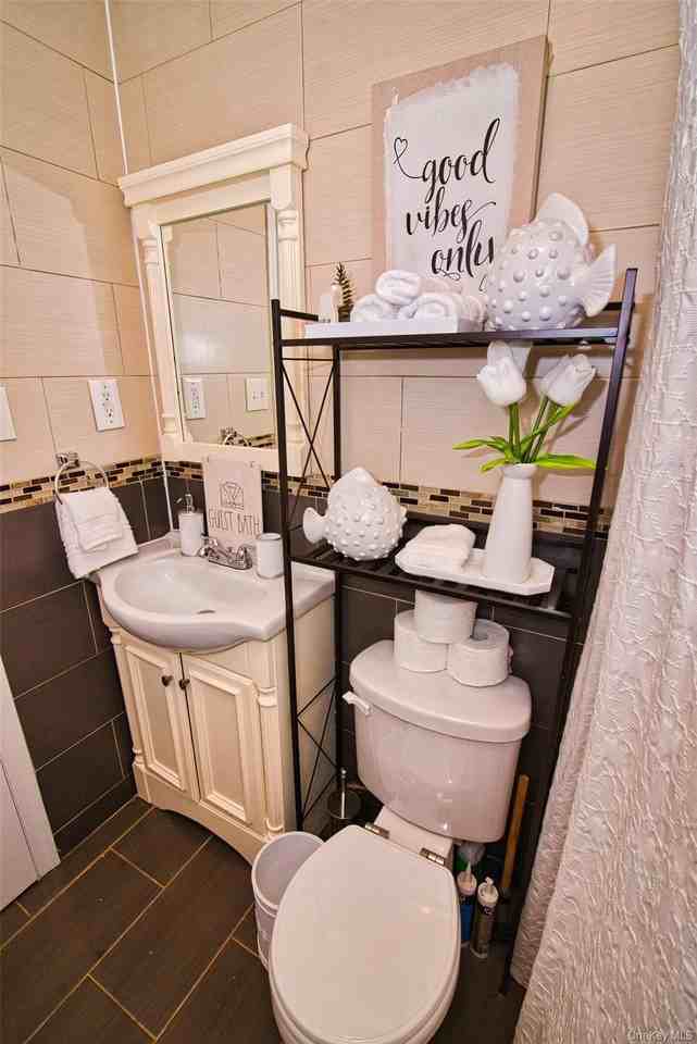 180 Montauk Ave - Photo 4 of 6