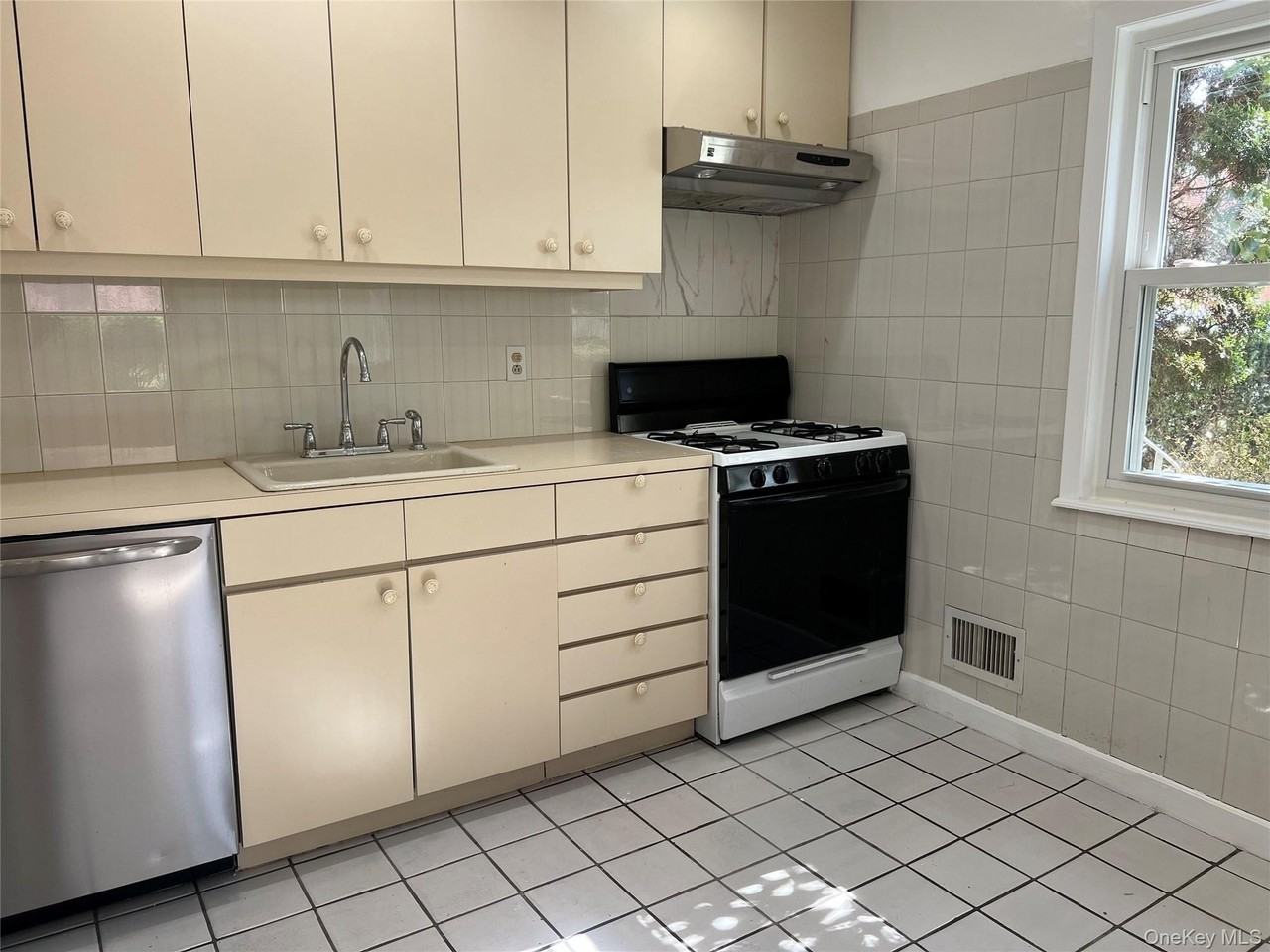 1605 Bell Blvd #1stFL - Photo 5 of 10