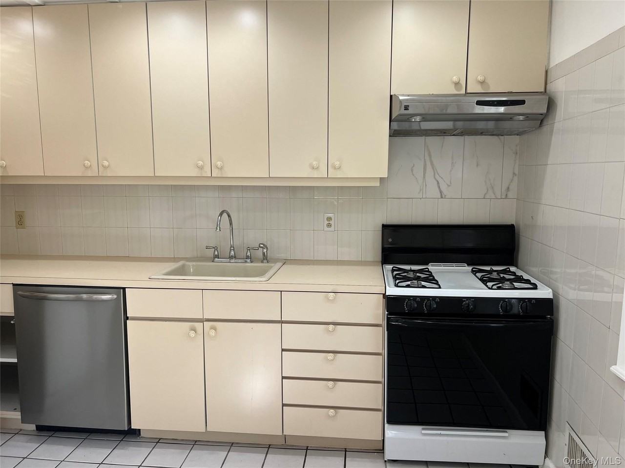 1605 Bell Blvd #1stFL - Photo 6 of 10