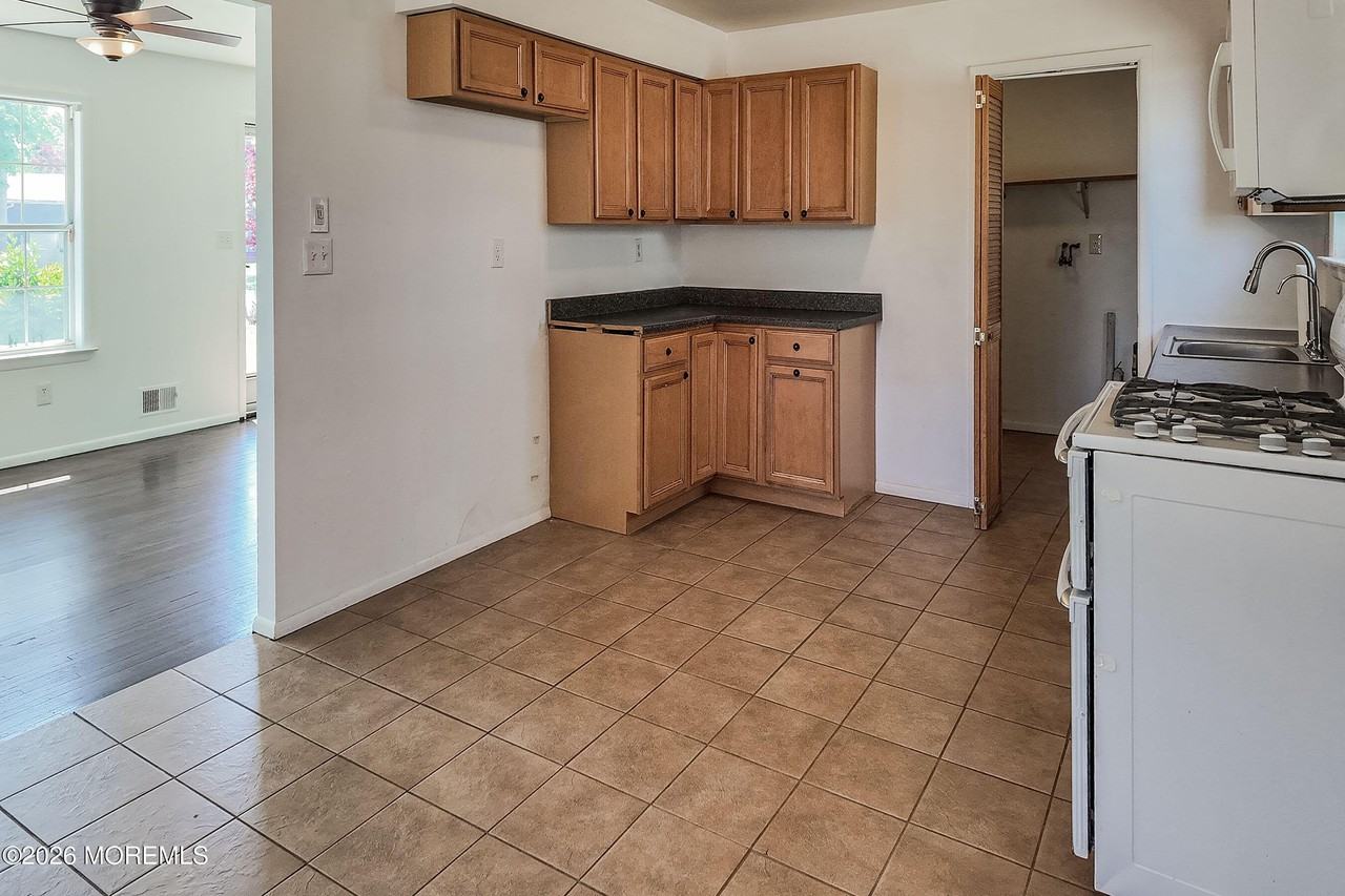 202 Keller St - Photo 3 of 11