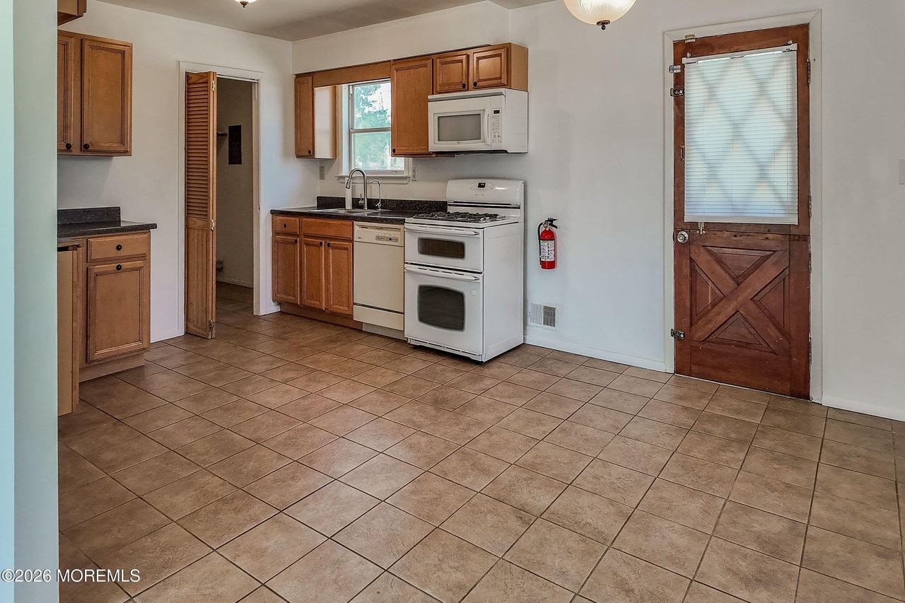 202 Keller St - Photo 4 of 11