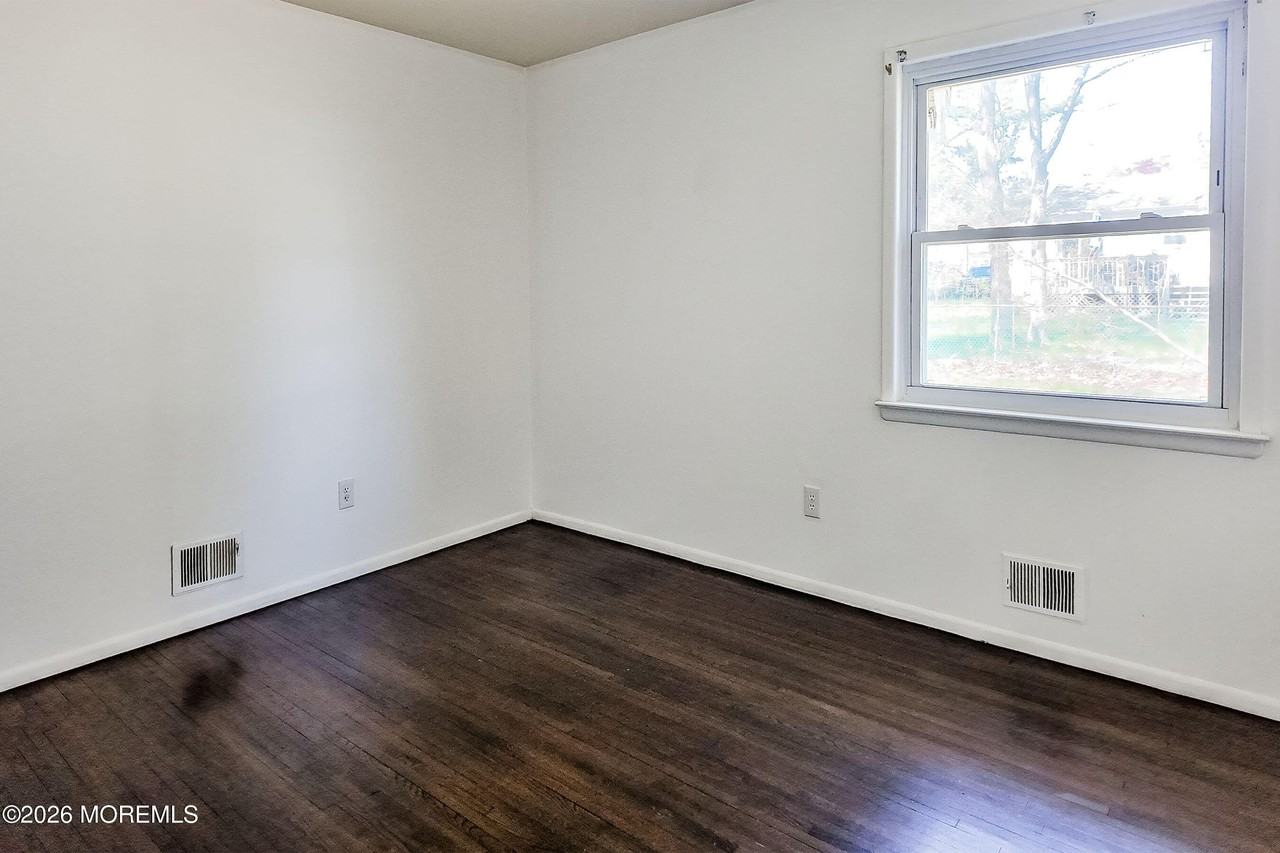 202 Keller St - Photo 6 of 11