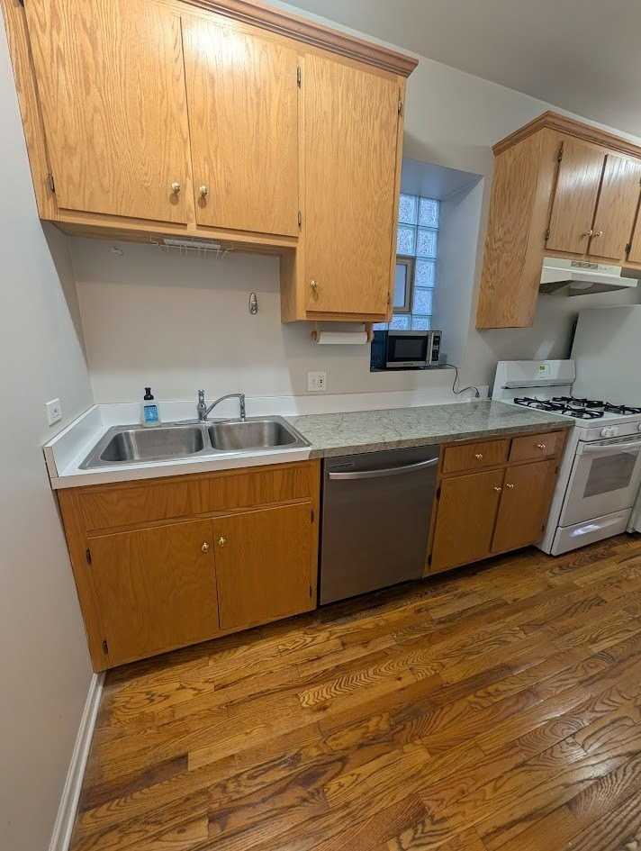 1531 W Thomas St #2F - Photo 6 of 14