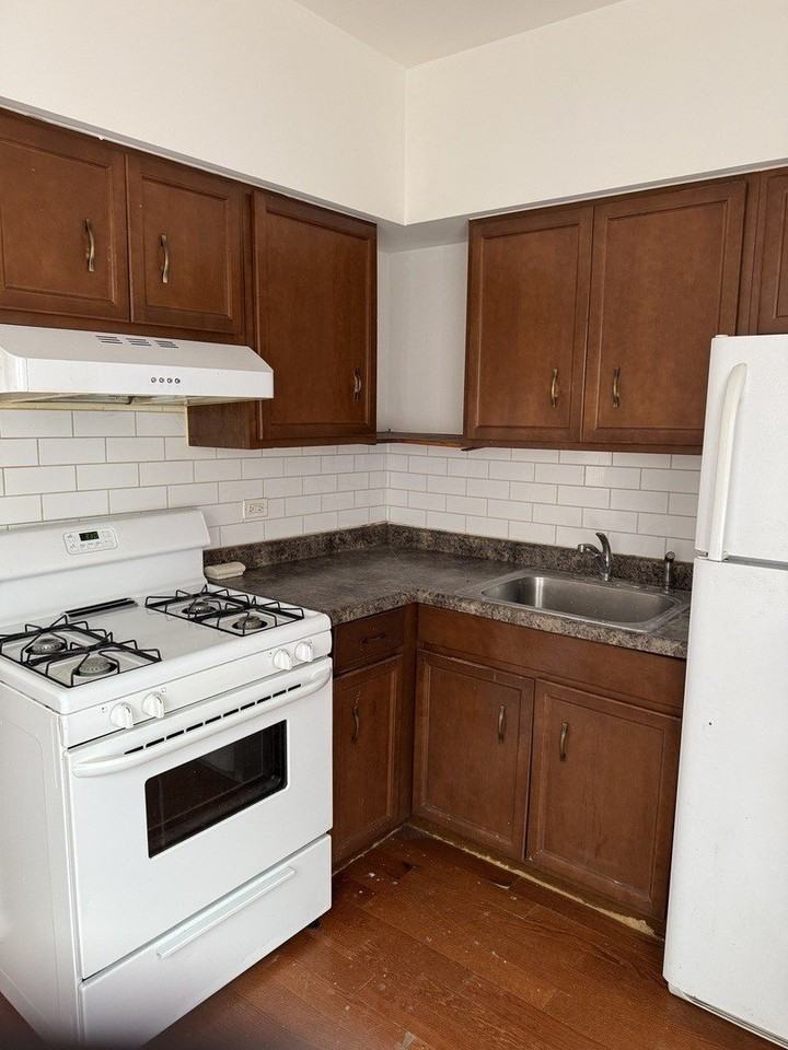 140 College St #2 - Photo 3 of 7