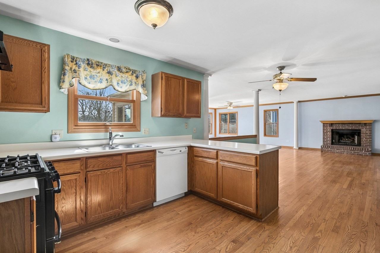 5573 Barnwood Dr - Photo 4 of 24