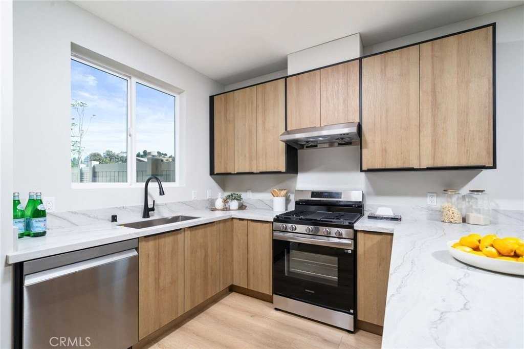 800 N Amelia Ave #A - Photo 7 of 32