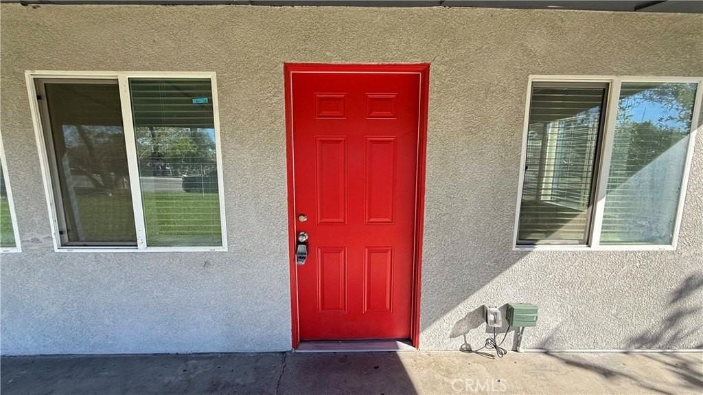 2240 Darby St - Photo 5 of 27