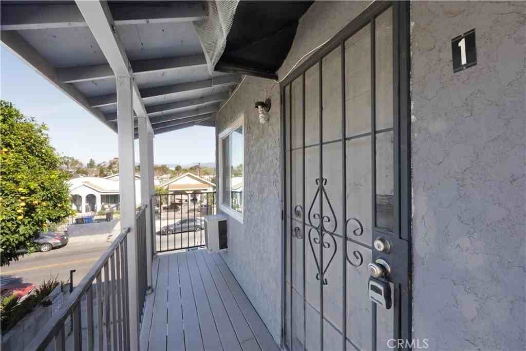 2770 Marengo St - Photo 2 of 9