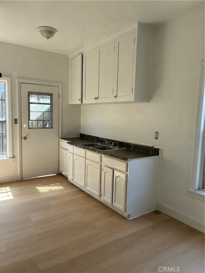 928 W 78th St #4 - Photo 4 of 8