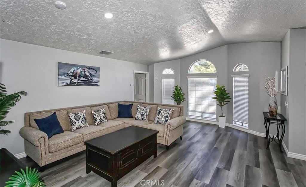 17859 Yucca St - Photo 6 of 33