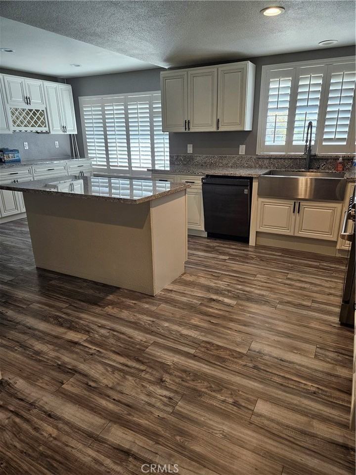 2085 Dove Ct - Photo 2 of 15