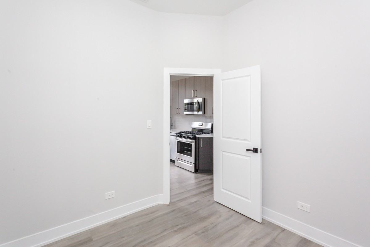 818 W 18th St #4M - Photo 4 of 12