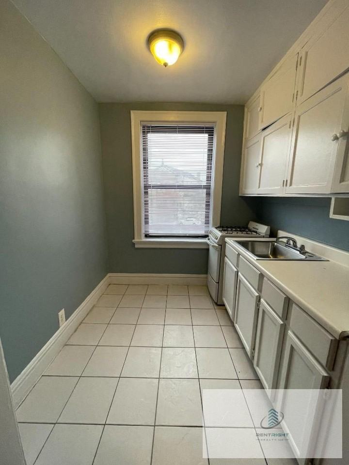 4236 N Broadway St #4236-402 - Photo 5 of 10