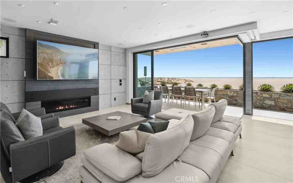 800 W Oceanfront - Photo 5 of 33