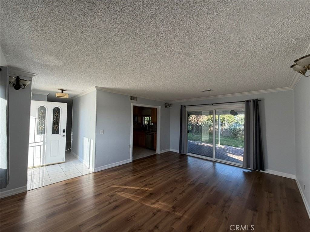 10402 Bowen Cir - Photo 6 of 21