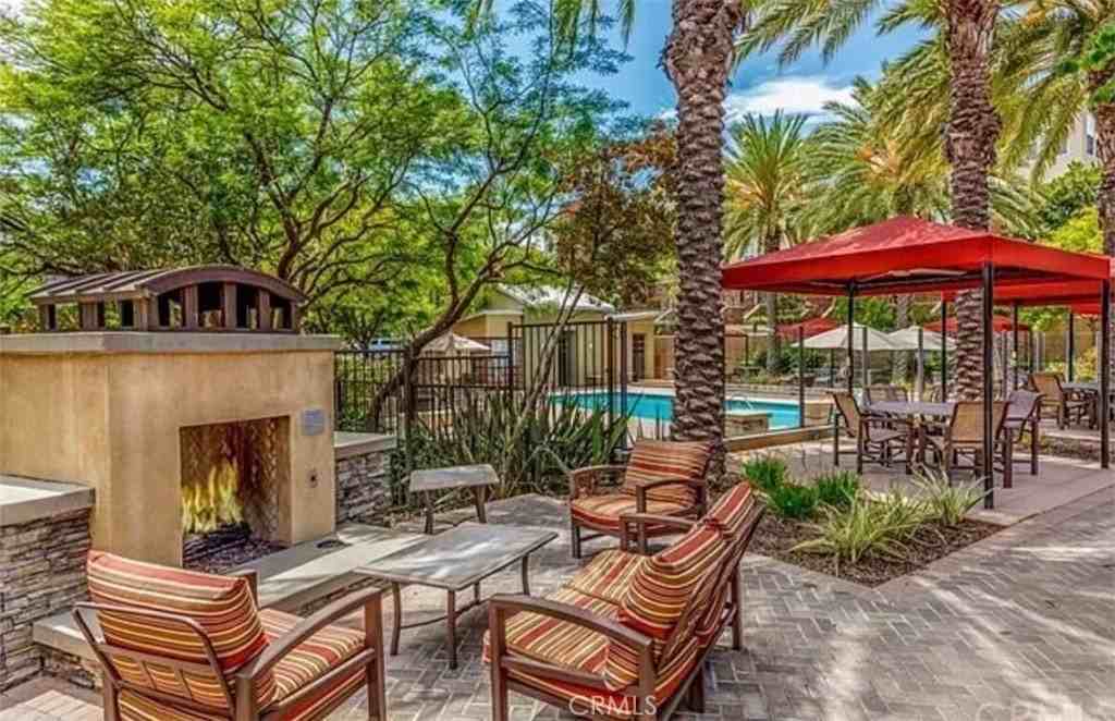 16 Compass Ct - Photo 7 of 13