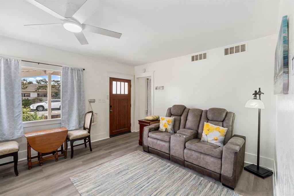 1011 8th St - Photo 2 of 17