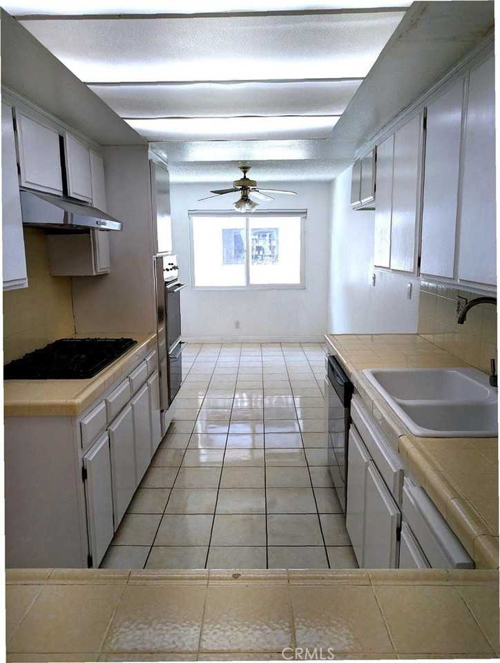 2105 Mathews Ave #10 - Photo 5 of 17