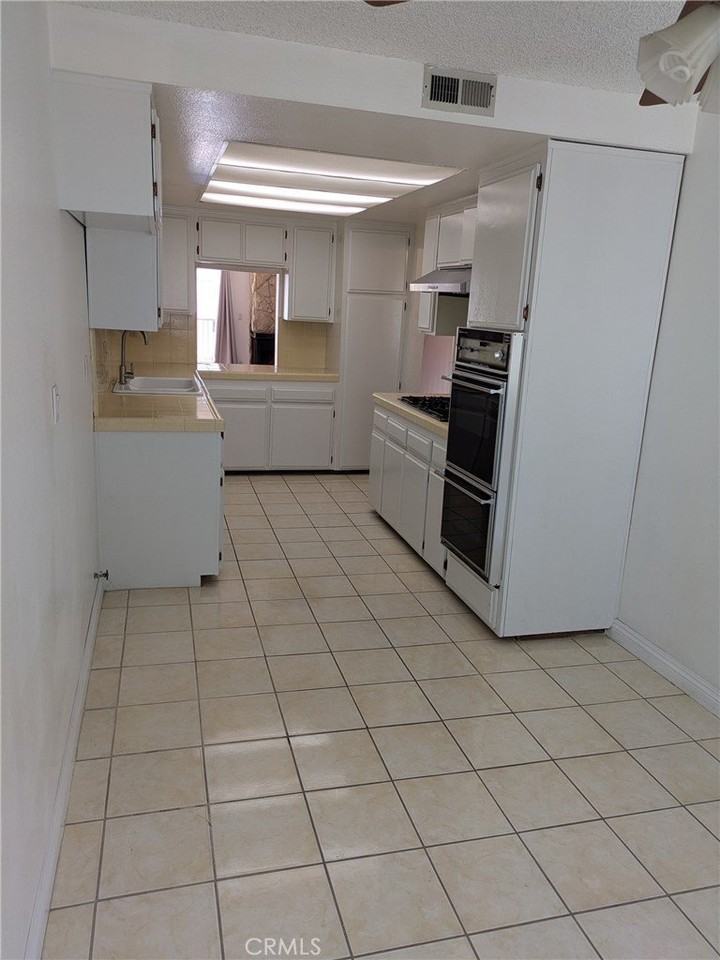 2105 Mathews Ave #10 - Photo 6 of 17