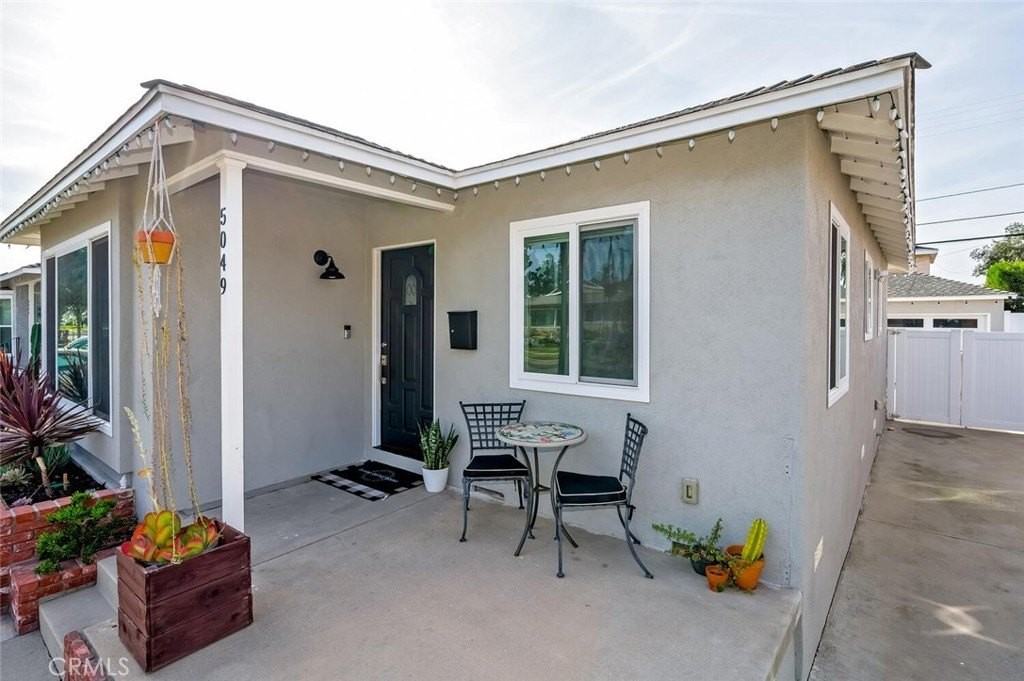 5049 Adenmoor Ave - Photo 5 of 39