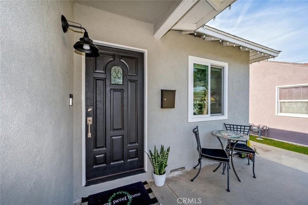 5049 Adenmoor Ave - Photo 6 of 39