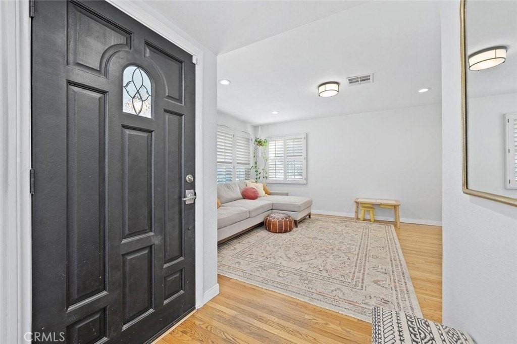 5049 Adenmoor Ave - Photo 7 of 39