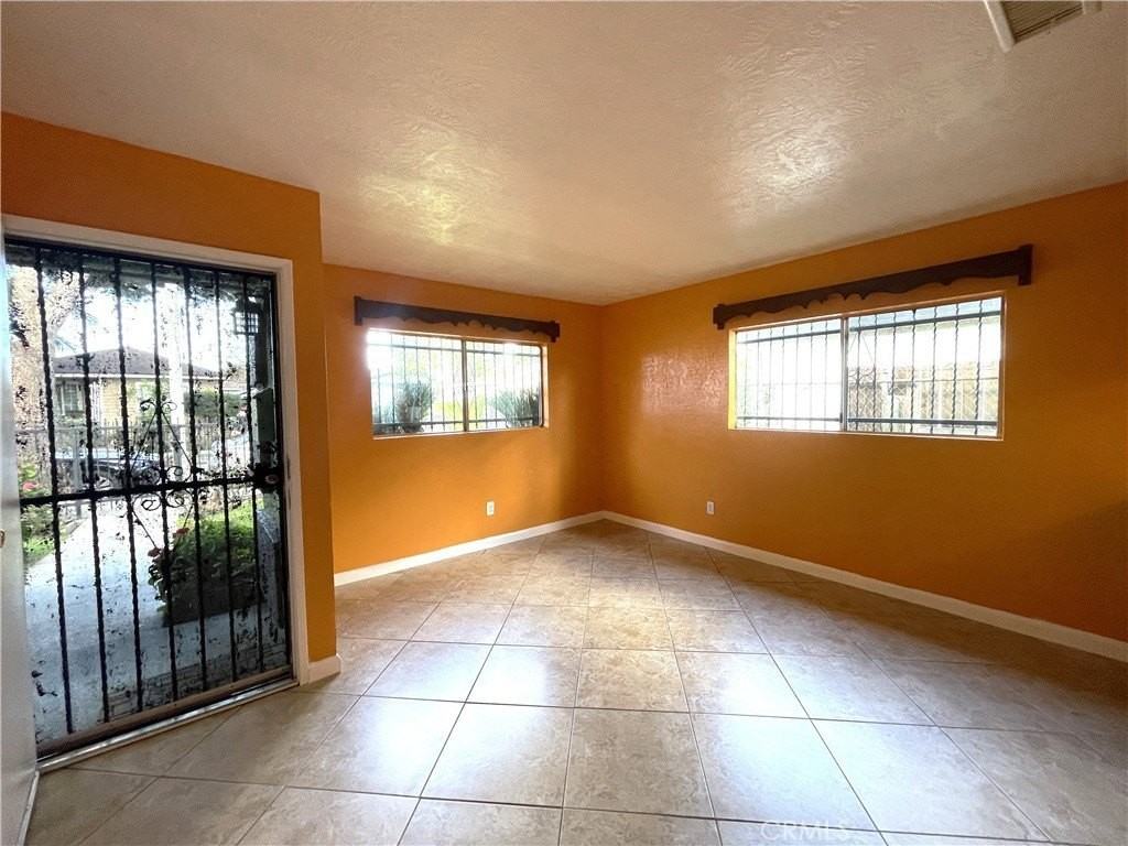 10802 Grape St - Photo 3 of 18