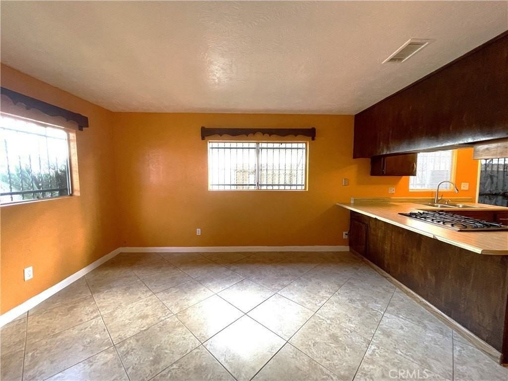 10802 Grape St - Photo 7 of 18