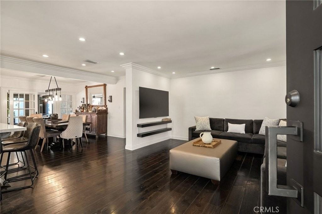 5330 Natick Ave - Photo 5 of 47