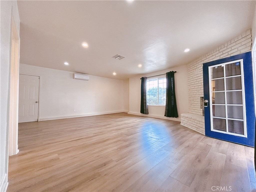 942 Barbara Ln - Photo 2 of 8