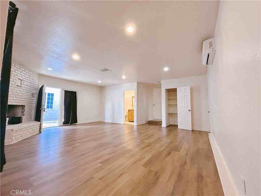 942 Barbara Ln - Photo 3 of 8