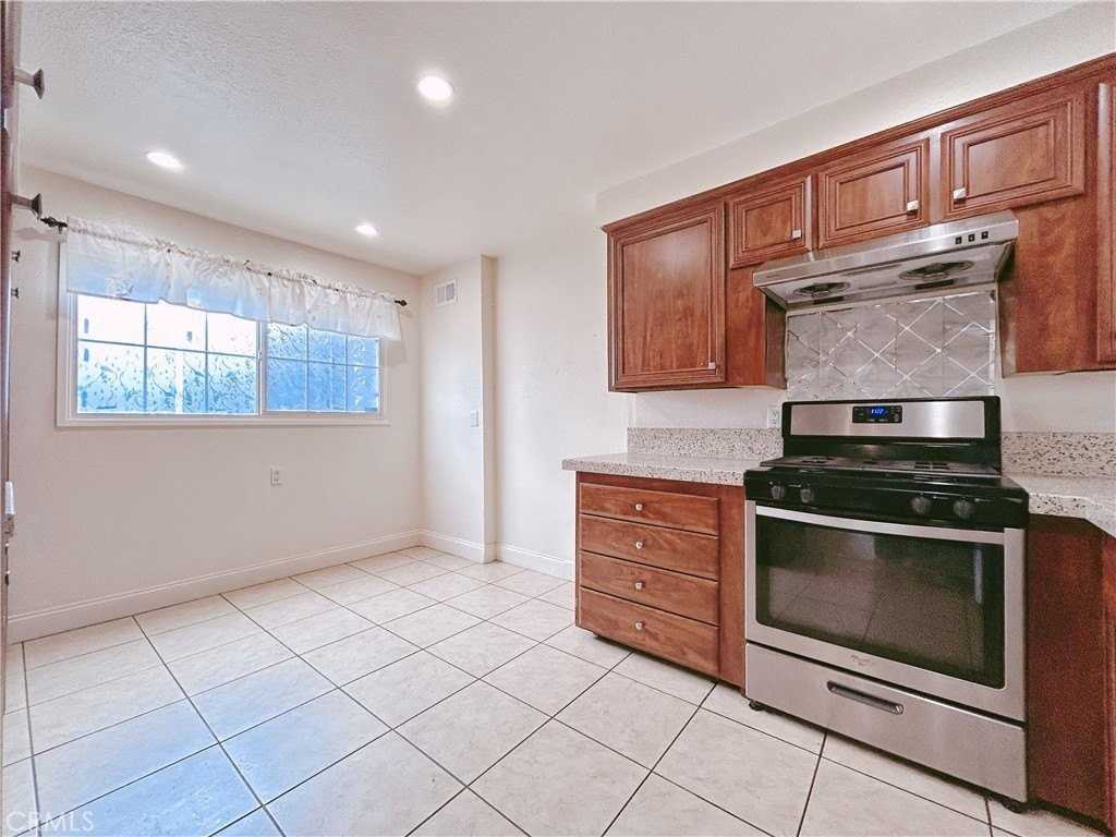 942 Barbara Ln - Photo 4 of 8