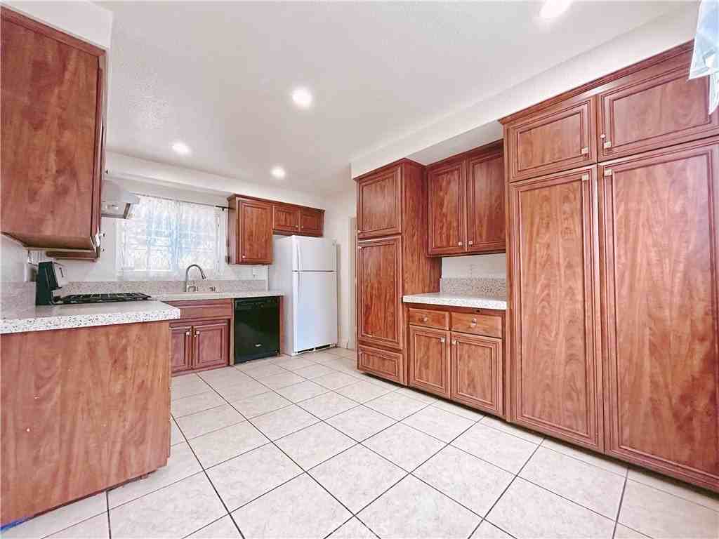 942 Barbara Ln - Photo 5 of 8