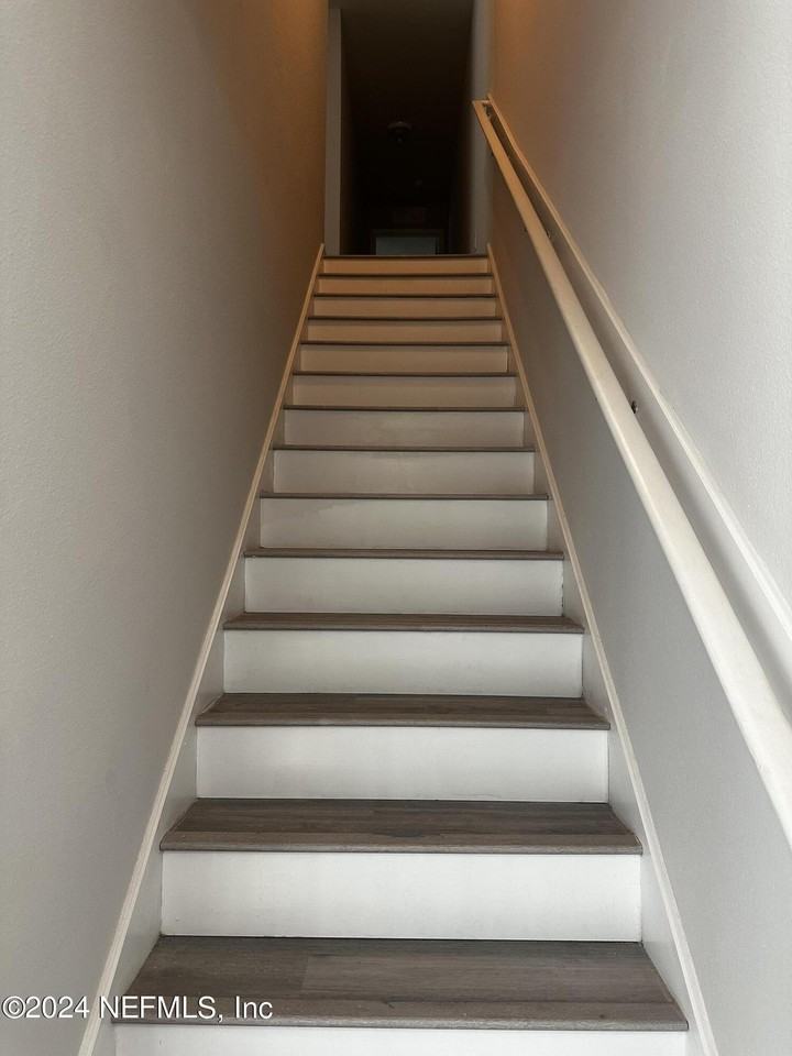 458 Servia Dr - Photo 7 of 32