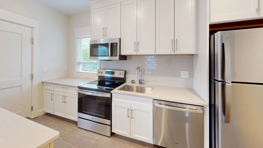 208 Banks St - Photo 3 of 9