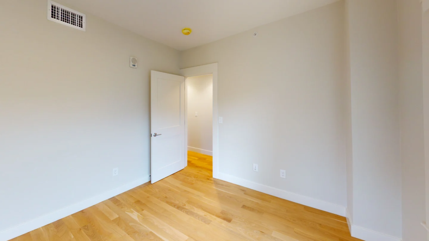 208 Banks St - Photo 5 of 9