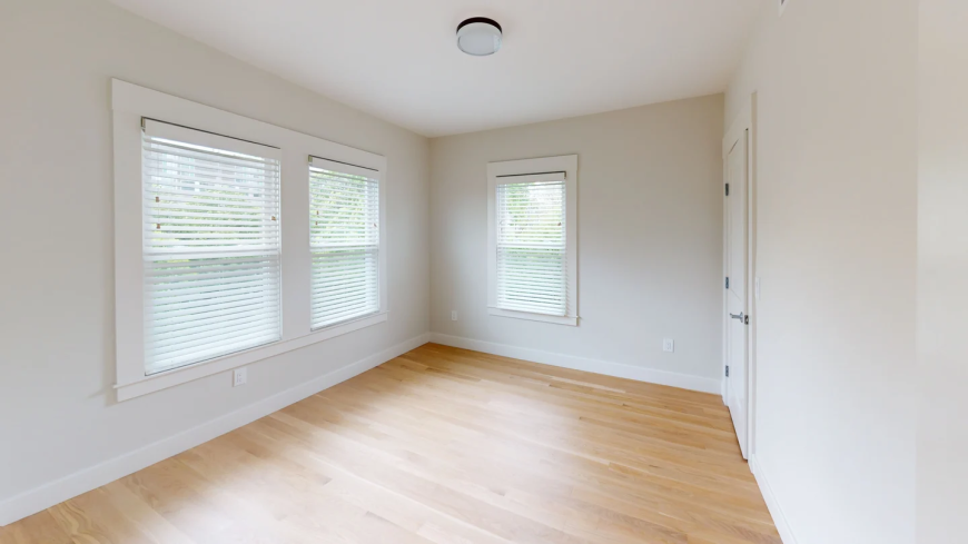 208 Banks St - Photo 6 of 9
