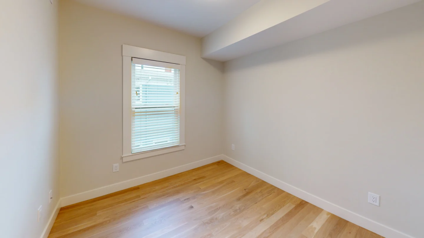208 Banks St - Photo 7 of 9