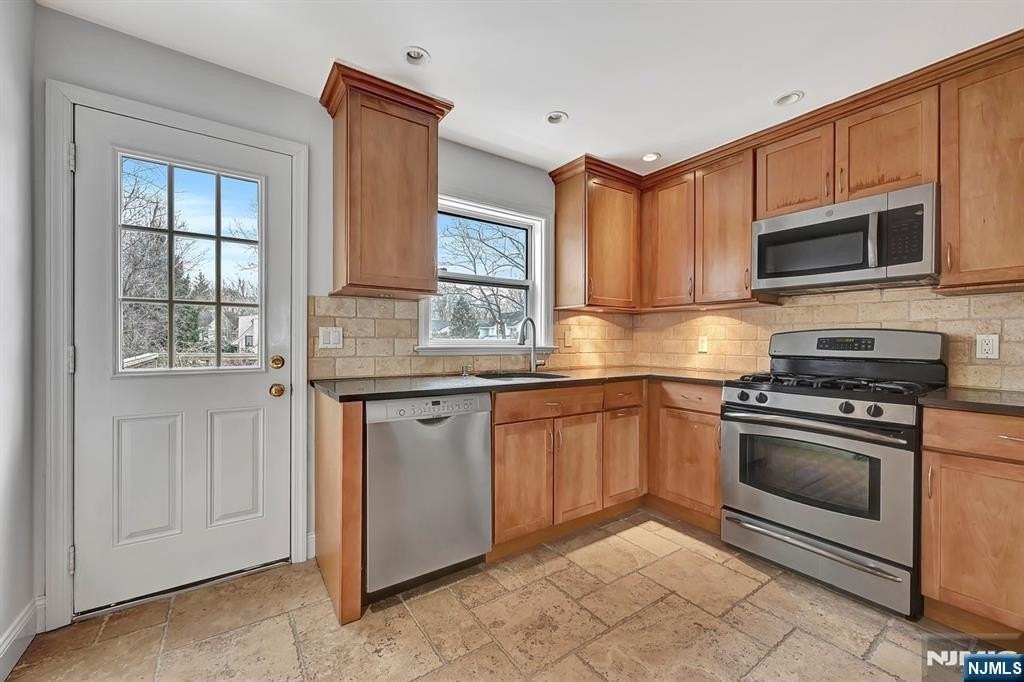 153 Columbus Ave - Photo 6 of 30