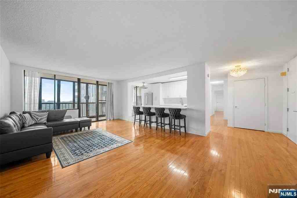 300 Winston 1723 - Photo 3 of 13