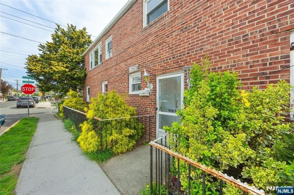 826 7th St - Photo 3 of 22