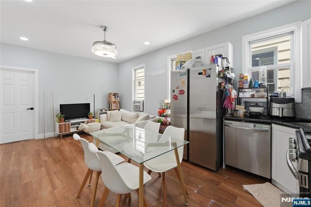 17 Troy St - Photo 4 of 28