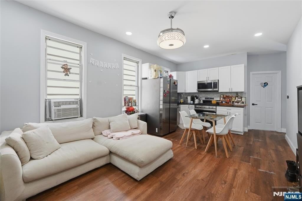 17 Troy St - Photo 5 of 28