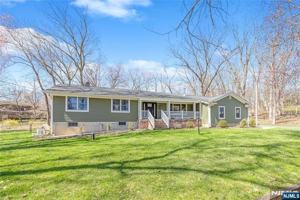 featured image of 886 High Mountain Rd